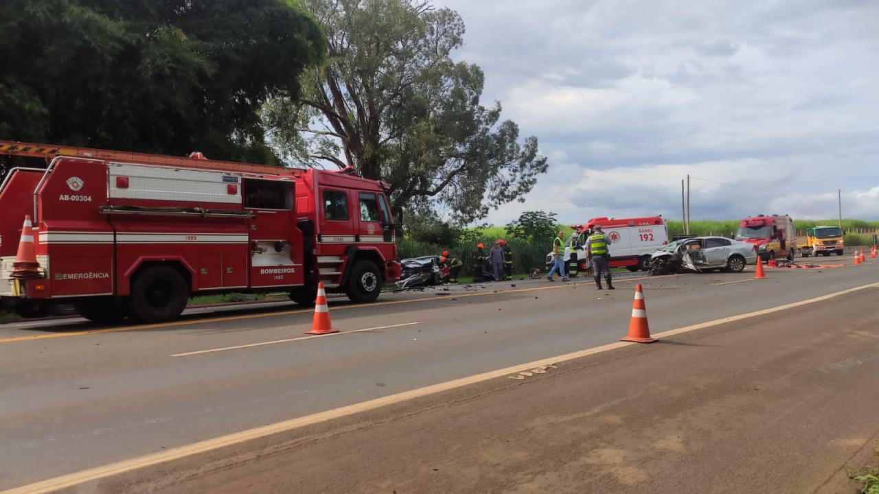 Foto 2 de 16 — Colisão entre 3 veículos provoca morte na SP-255